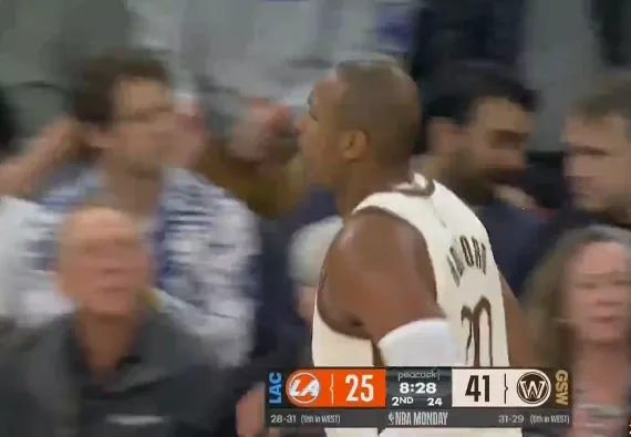 开云体育-霍福德底角三分也投进，勇士第二节41-25领先16分打停快船