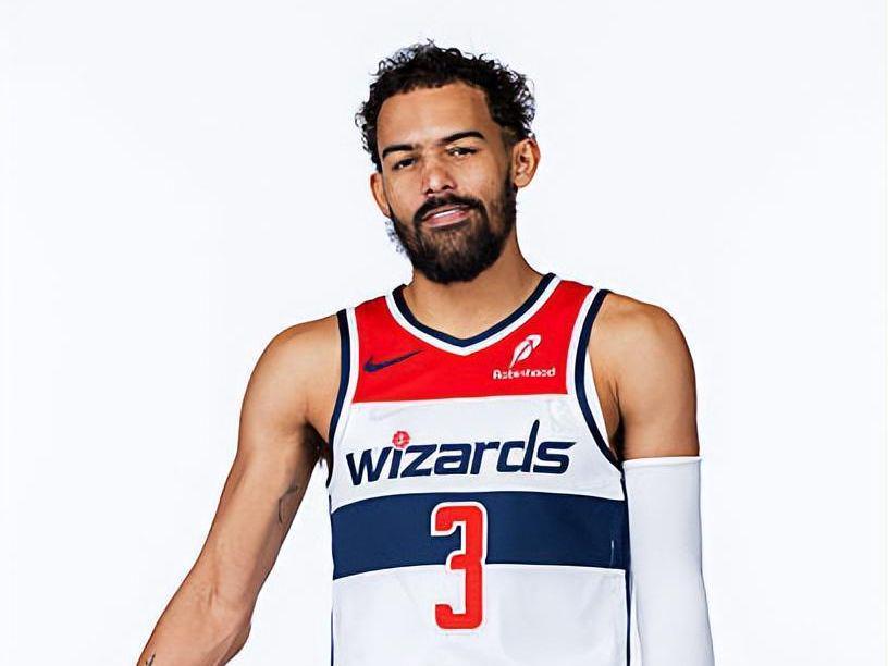 kaiyun-特雷杨冲场护队友遭驱逐 首秀数据离谱 规则与团队情谊该如何平衡